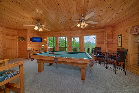 2 Bedroom Cabin w/ Pool Table - Rocky Top Joy