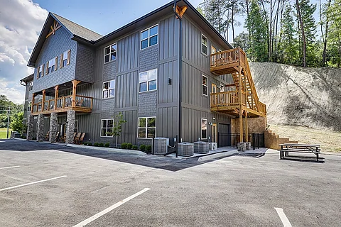Luxury cabin with 25 bedrooms and Bus parking - Rocky Top Lodge