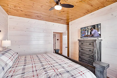 Luxurious 25 bedroom cabin with 22 King Beds - Rocky Top Lodge