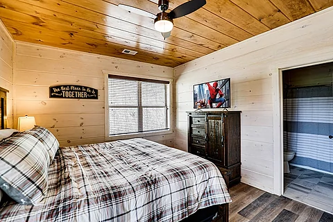 Spacious 25 bedroom cabin with 25 full bathrooms - Rocky Top Lodge