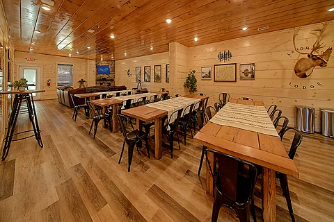 Spacious cabin dining room for 60 guests - Rocky Top Lodge