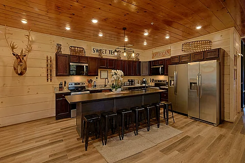 Spacious kitchen to prepare family meals - Rocky Top Lodge