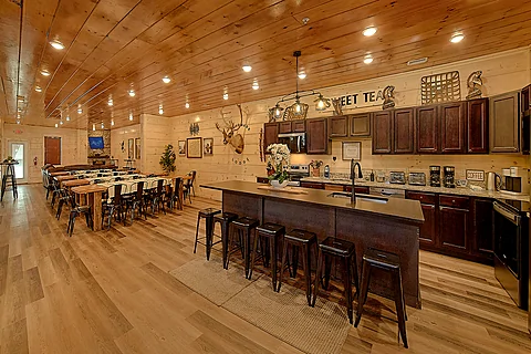 25 bedroom cabin with a spacious kitchen - Rocky Top Lodge