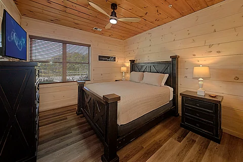 Spacious bedroom with king bed - Rocky Top Lodge