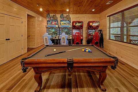 Spacious 25 bedroom gaming room - Rocky Top Lodge