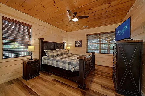 Luxury bedroom with king bed - Rocky Top Lodge