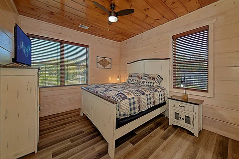 King Bedroom with En-Suite Full Bathroom - Rocky Top Lodge