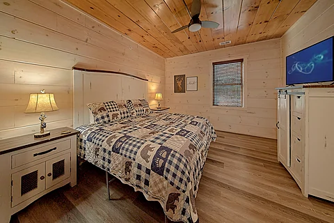 Spacious king bedroom with a full bathroom - Rocky Top Lodge