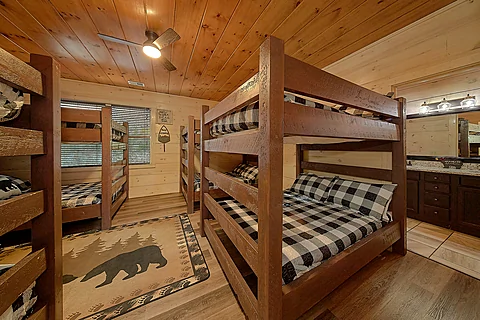 25 bedroom cabin with 8 sets of full bunk beds - Rocky Top Lodge