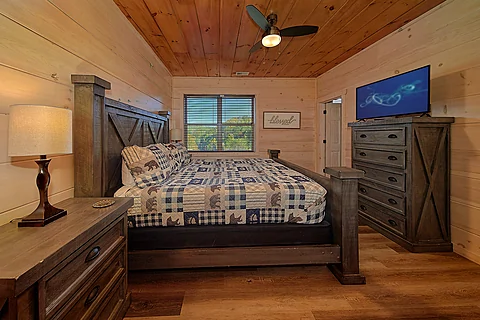 Large king bedroom with private bathroom - Rocky Top Lodge