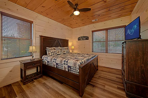 Rental Cabin with 25 bedrooms and bus parking  - Rocky Top Lodge