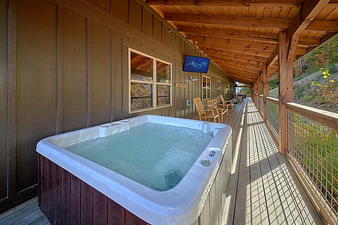 Group Size cabin with outdoor TVs and hot tubs  - Rocky Top Lodge