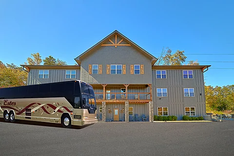 Rental cabin for 75 people with bus parking  - Rocky Top Lodge