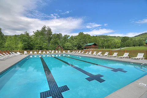 2 Bedroom Cabin with Outdoor Pool Access - Run to the Hills