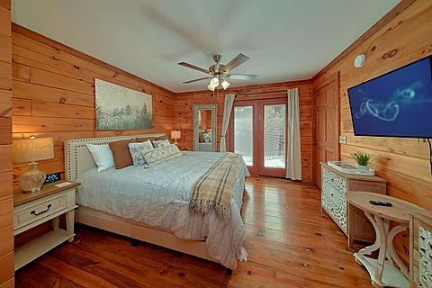 King Bedroom with Smart TV - Secluded In The Smokies