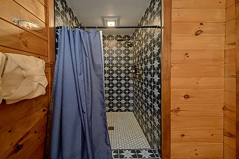 Full Bathroom with Walk-In Shower - Secluded In The Smokies