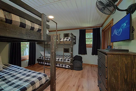 Bunk Beds with Smart TV and PlayStation - Secluded In The Smokies