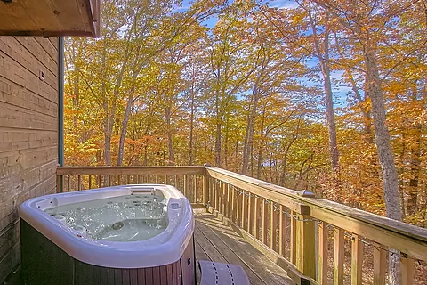 One Bedroom Honeymoon Cabin with Hot Tub - Sky High Hobby Cabin