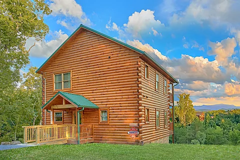 2 Bedroom Cabin Sleeps 7 With Views - Smokey's Hideaway