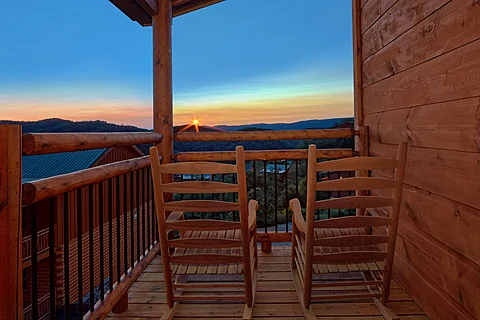 Cabin with private decks for each bedroom - Smoky Bear Lodge