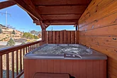 Spacious 3 bedroom cabin with Private hot tub