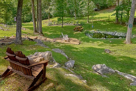 8 bedroom cabin with fish pond and pool - The Oasis