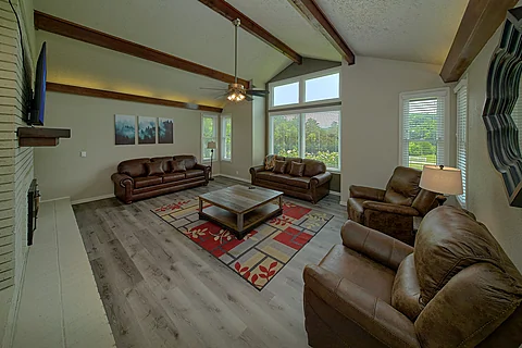 Spacious living room in 8 bedroom rental cabin - The Oasis