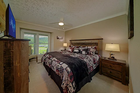 8 bedroom rental cabin with private King bedroom - The Oasis