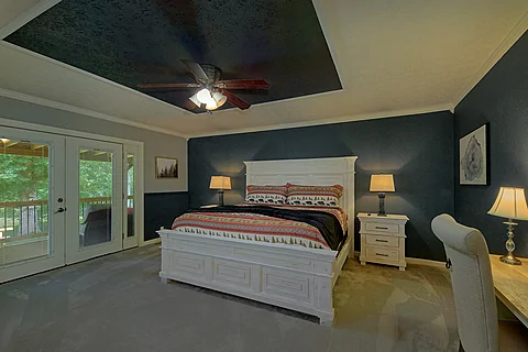 Master suite with king bed in 8 bedroom cabin - The Oasis