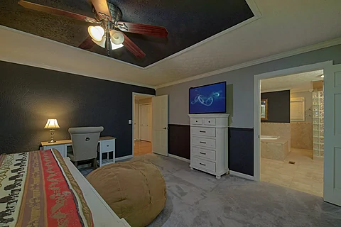 8 bedroom cabin Master Bedroom with private bath - The Oasis
