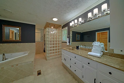 Private Bath with shower in 8 bedroom cabin - The Oasis