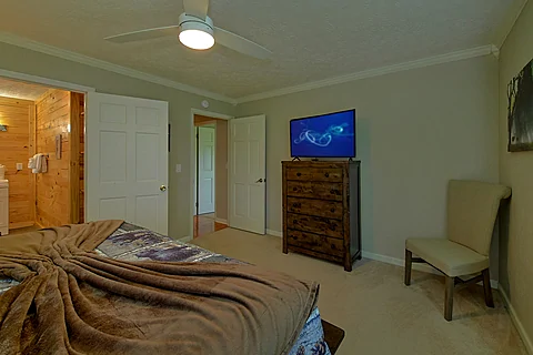8 bedroom cabin Master Bedroom with Bath - The Oasis