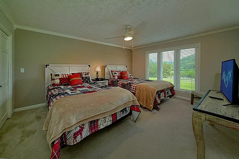 Premium cabin rental that sleeps 28 people - The Oasis