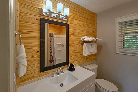 8 bedroom cabin with 7 full bathrooms - The Oasis