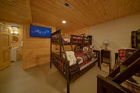 8 bedroom luxury rental with twin over full bunk - The Oasis