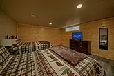 8 bedroom cabin with 4 queen beds and 7 baths