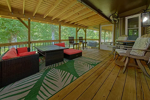 8 bedroom cabin with screened in porch and yard - The Oasis