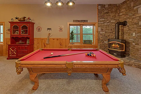 Three Bedroom Cabin with Pool Table & WiFi - Timberwolf