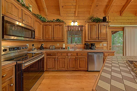 Spacious Fully Equipped Kitchen with Island - Tomahawk Lodge