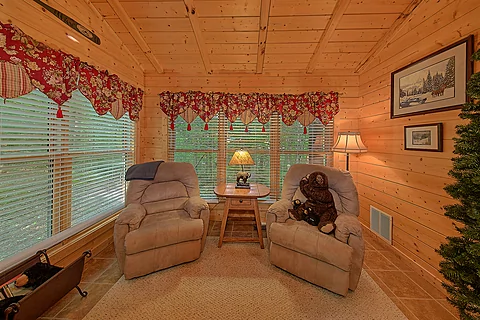 Three Bedroom Cabin with King Bed and Recliners - Tomahawk Lodge