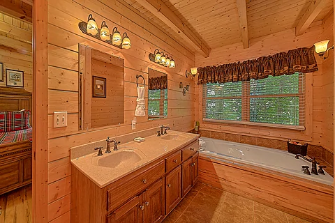 Master Bathroom with Jacuzzi & Shower - Tomahawk Lodge