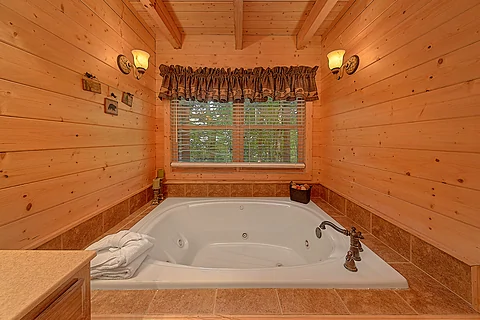 King Bedroom with Jacuzzi Tub - Tomahawk Lodge