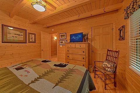 King Bedroom with TV and WiFi - Tomahawk Lodge