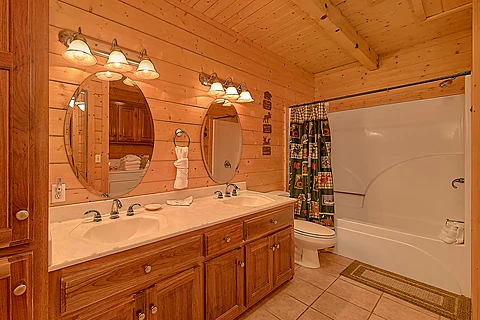 King Bedroom with Connecting Full Bathroom - Tomahawk Lodge