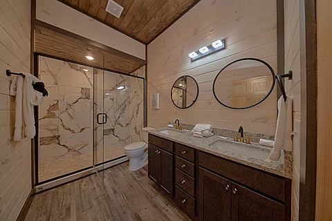 Luxurious Master bath in 3 bedroom cabin - Top Notch