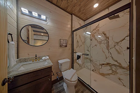 Private master Bathroom in 3 bedroom cabin - Top Notch