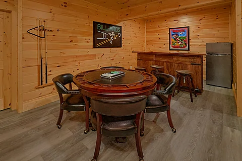 8 bedroom cabin with poker table and bar area - Waldens Creek Oasis