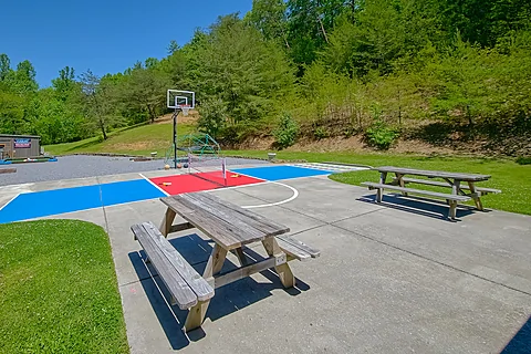 Large Group cabin with basketball and pickleball - Waldens Creek Oasis