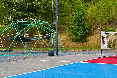 Group Size Cabin rental with outdoor playground - Waldens Creek Oasis