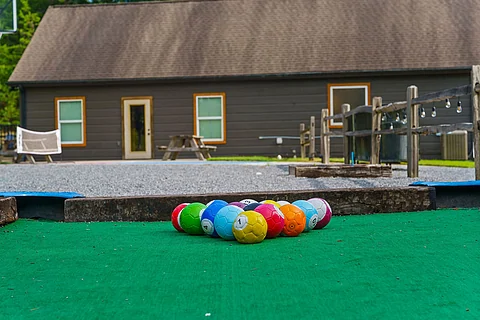 8 Bedroom cabin rental with outdoor playground - Waldens Creek Oasis